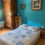 Chambre bleue à louer dans une maison avec jardin