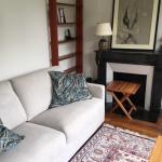Canapé confort dans grand salon indépendant + SDB