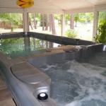 Maison bois piscine intérieure privée + jacuzzi, à 7' plage en Gironde