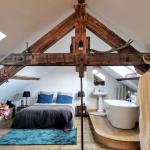 Chambre avec salle de bains privatives et toilettes fermées