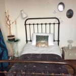 Chambre bleue pour étudiante, longue durée, chez l’habitant