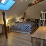 Très grande chambre climatisée, au calme dans maison avec jardin