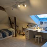 Très grande chambre climatisée, au calme dans maison avec jardin