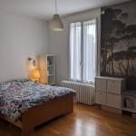 Grande chambre climatisée, au calme dans maison avec jardin