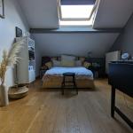 Chambre spacieuse dans une grande maison moderne