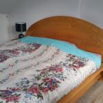 Deux chambres pour 2 à 4 personnes dans une maison.