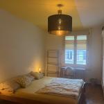 Grande chambre avec frigo et salle de bain privée