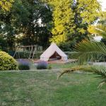 Tente Sahara dans jardin proximité Hellfest