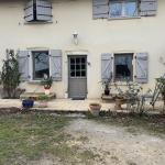 Chambre dans grande maison rénovée à la campagne.