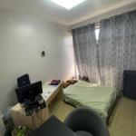 Chambre meublée dans un ancien local commercial