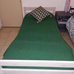 Lit simple dans chambre