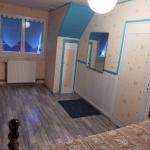 Grande chambre meublée.