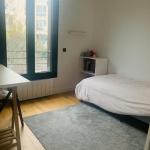 Chambre dans une grande maison avec Jardin