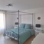 “Chambre de charme avec lit à baldaquin – calme et lumineuse”