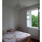 Grande chambre chez l'habitant dans maison de ville. Lyon.