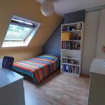 Chambre calme et ensoleillée