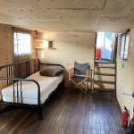 Mini studio meublé sur une péniche : la cabine du marinier