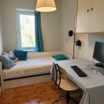 Chambre à louer avec salle de douche, évier et petit-déjeuner.