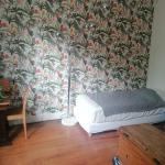 Chambre simple à louer dans une maison spacieuse