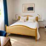 Chambre avec sdb et dressing dans maison avec jaridn