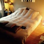 Chambre tout confort dans maison et jardin
