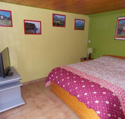 DEUX PIECES COQUETTES DANS MAISON CALME