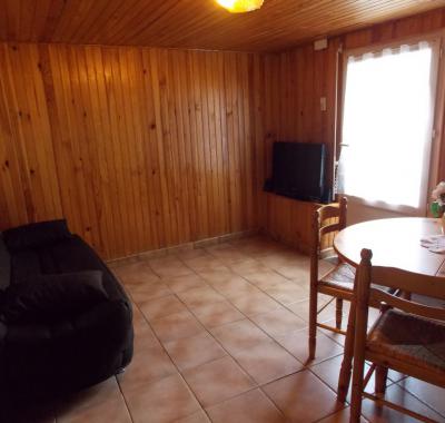 DEUX PIECES COQUETTES DANS MAISON CALME