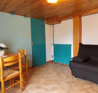 DEUX PIECES COQUETTES DANS MAISON CALME