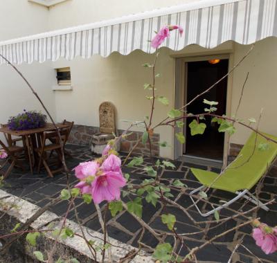 DEUX PIECES COQUETTES DANS MAISON CALME