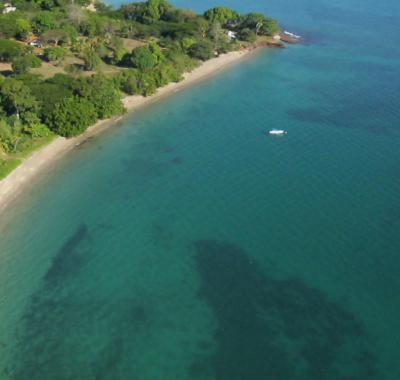 Bungalow bord de plage face Nosy Bé