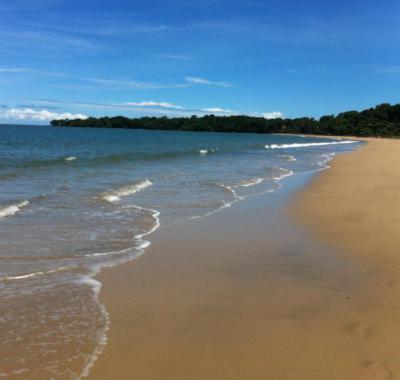 Bungalow bord de plage face Nosy Bé