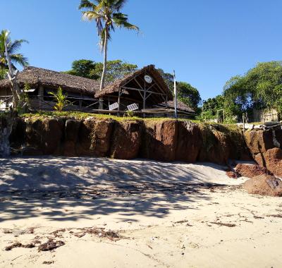 Bungalow bord de plage face Nosy Bé