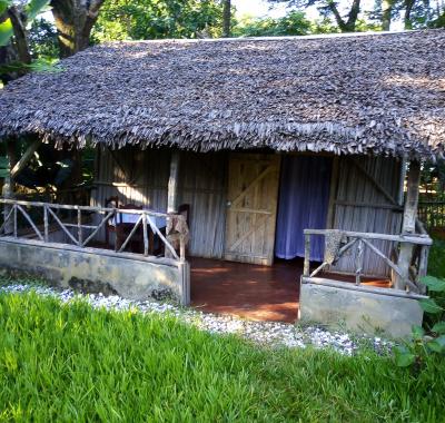 Bungalow bord de plage face Nosy Bé