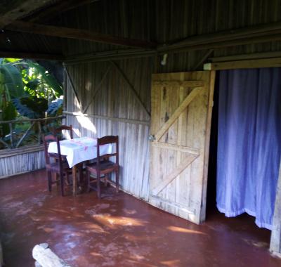 Bungalow bord de plage face Nosy Bé