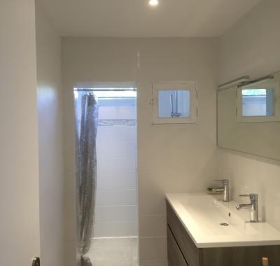 APPARTEMENT ENTIER MEUBLE T 3 NEUF/ Bord de mer/ SEMAINE - AU MOIS