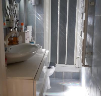 2 chambres à louer dans maison au centre-ville.