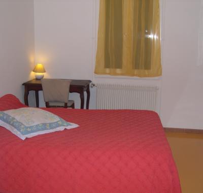 Chambre double meublée avec toilette et douche privée