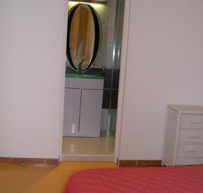 Chambre double meublée avec toilette et douche privée