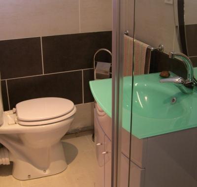 Chambre double meublée avec toilette et douche privée