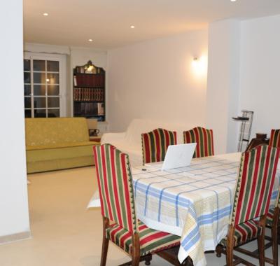 Chambre double meublée avec toilette et douche privée