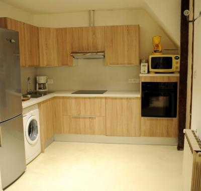 Chambre double meublée avec toilette et douche privée