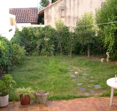 Chambre double meublée avec toilette et douche privée