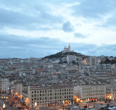 Chambre double meublée avec toilette et douche privée