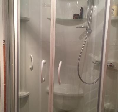 Trés grande chambre familiale dans maison en centre ville