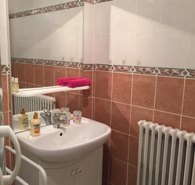 Trés grande chambre familiale dans maison en centre ville