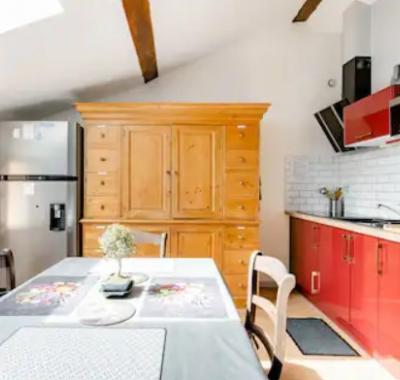 CHAMBRE Mauve , cuisine, SDE, parking 10km sud ouest de LYON