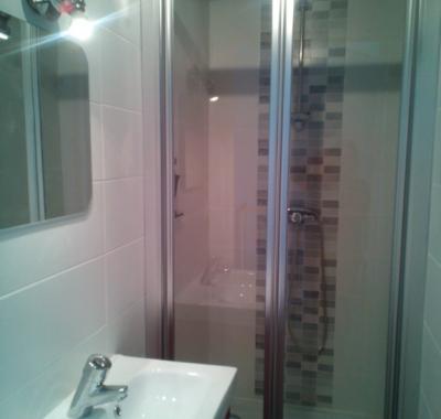 CHAMBRE Mauve , cuisine, SDE, parking 10km sud ouest de LYON