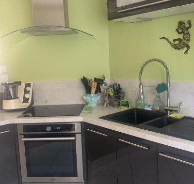 Chambre bleue à louer dans une maison avec jardin