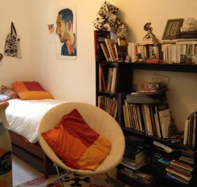 Chambre colorée et artistique