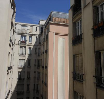 "entre Montmartre et le marche aux puces"